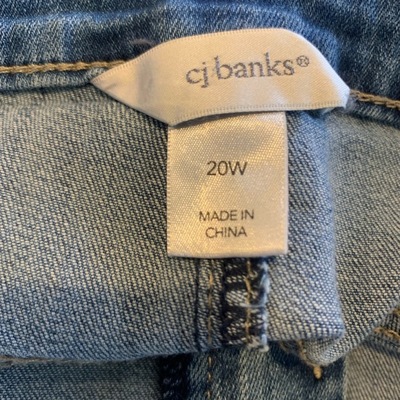 Denim skirt with stitching detail at the bottoms. Size 20W - Picture 5 of 5